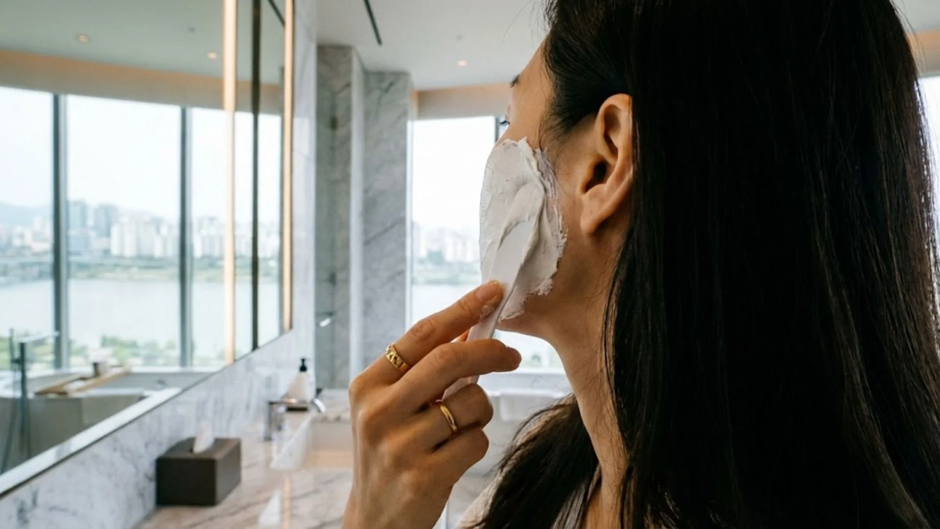 스파출라를 이용해 얼굴 가장자리를 두껍게 바르는 석고팩 도포 노하우