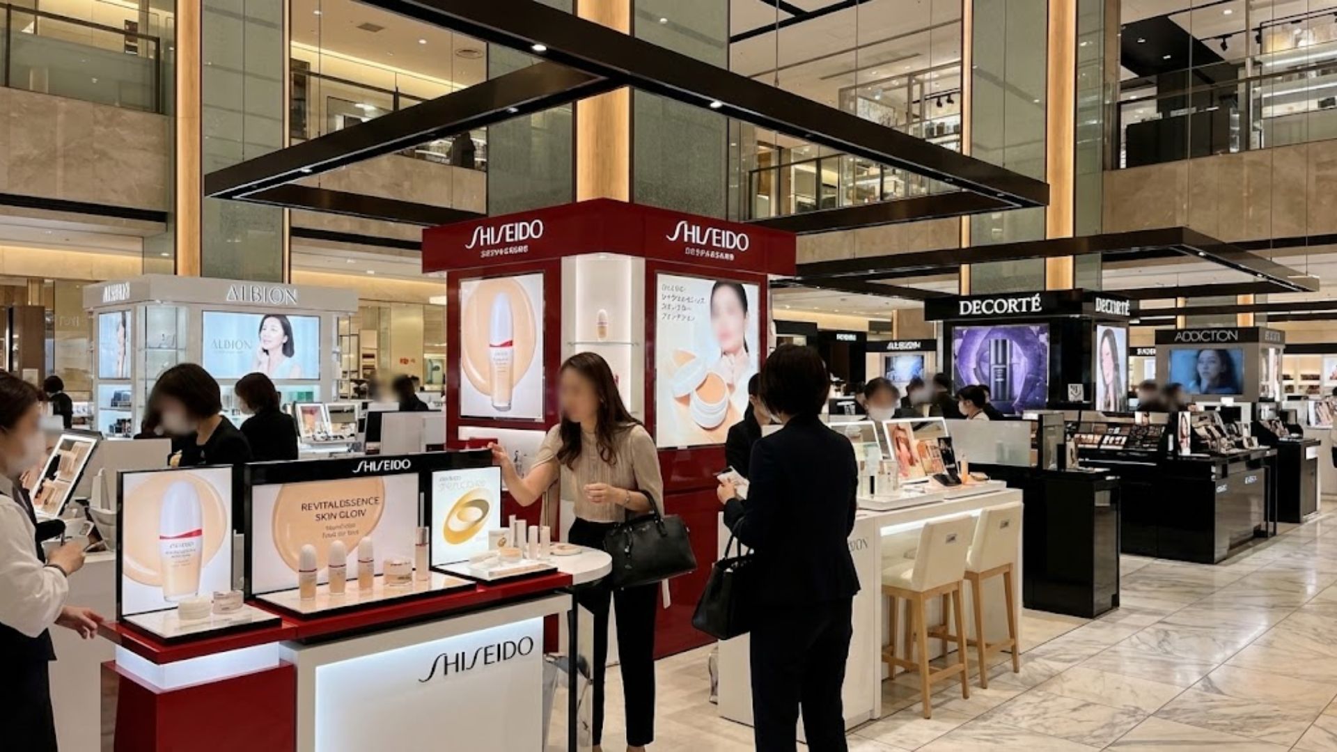 다양한 일본 파운데이션 브랜드를 구경할 수 있는 일본 백화점 화장품 매장 전경