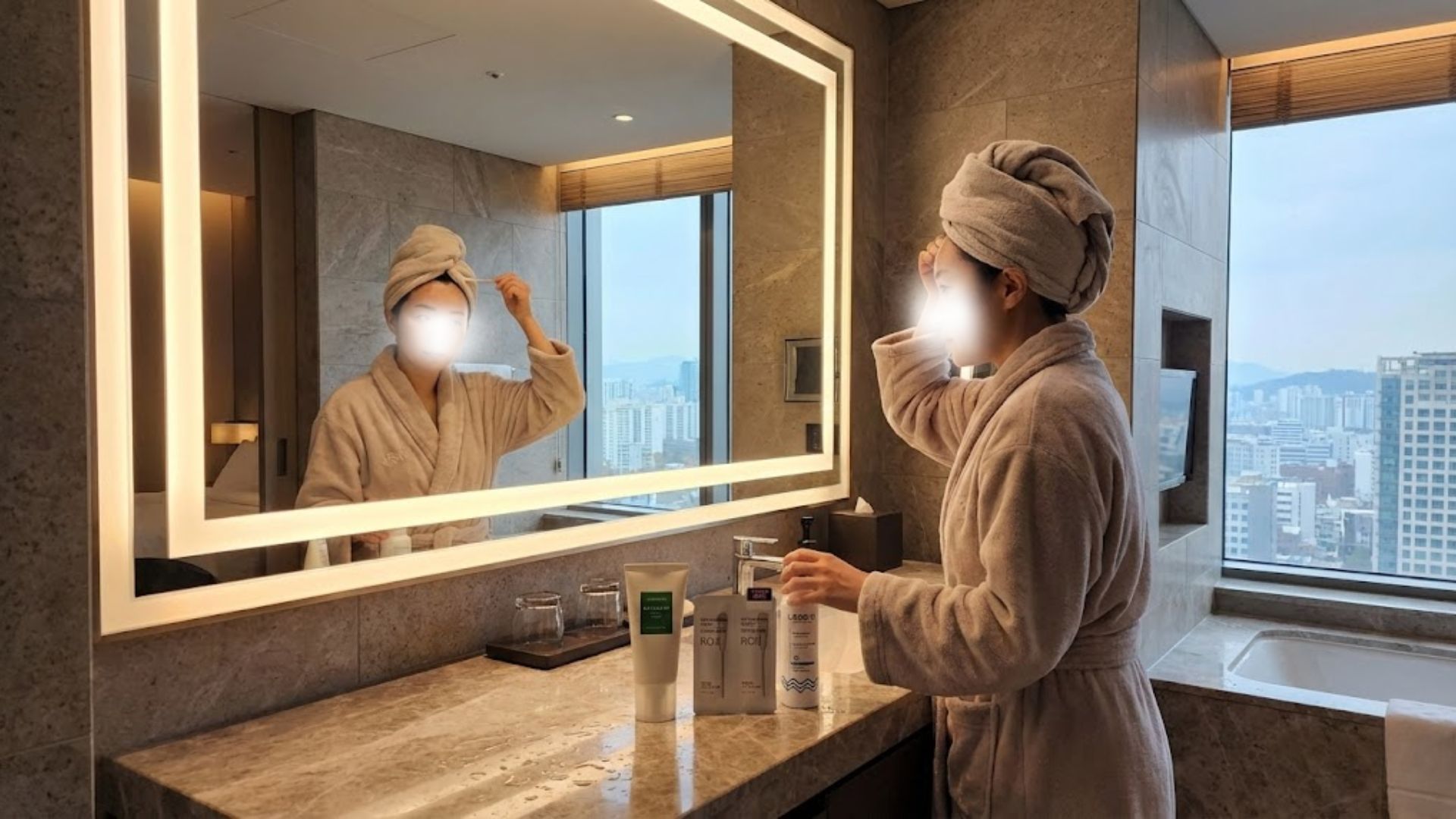 홈케어용 두피 스케일링 제품의 제형과 사용감을 보여주는 연출 이미지