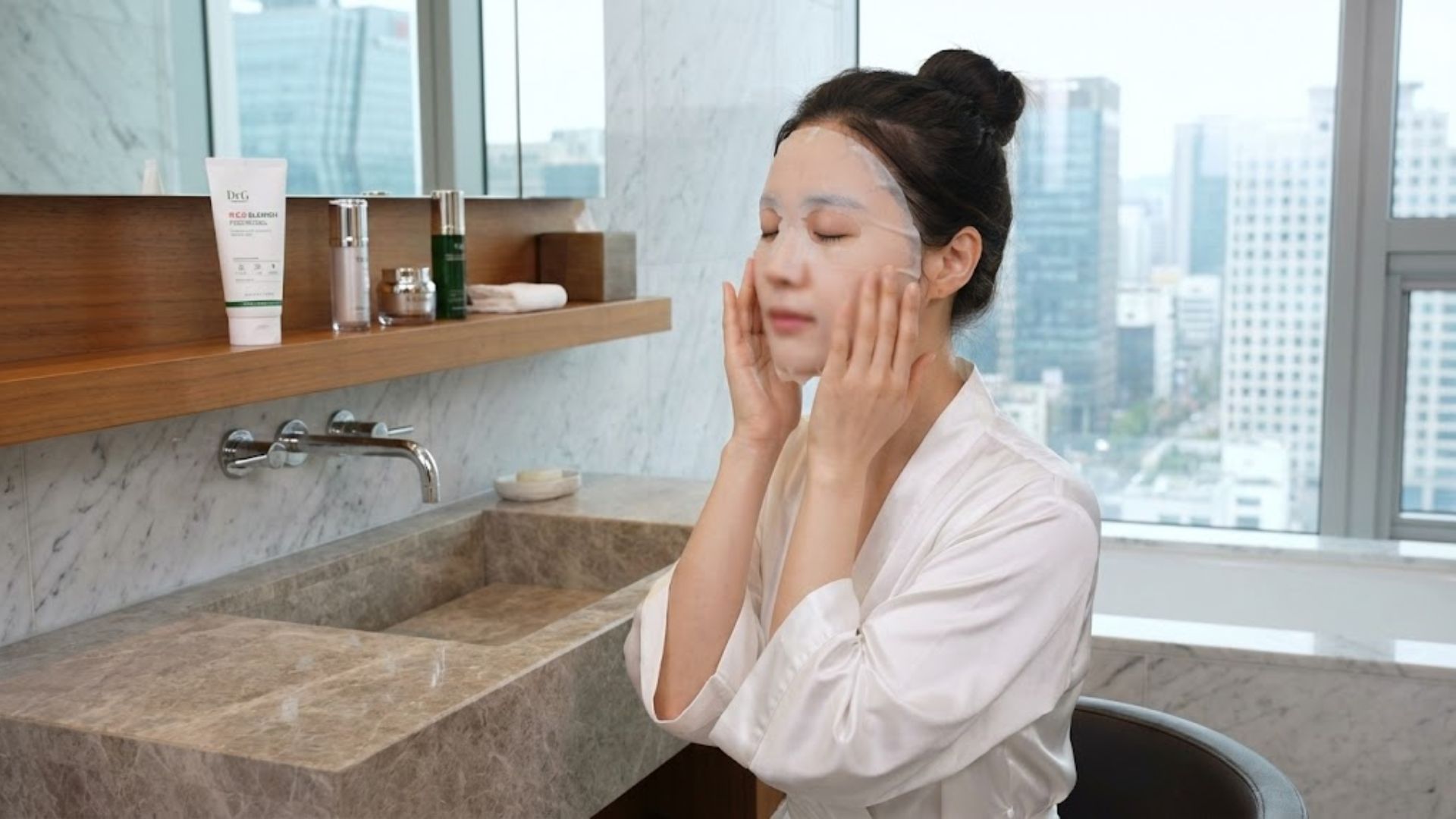 닥터지 필링젤 사용 후 자극받은 피부에 수분 마스크팩을 하여 진정시키는 모습