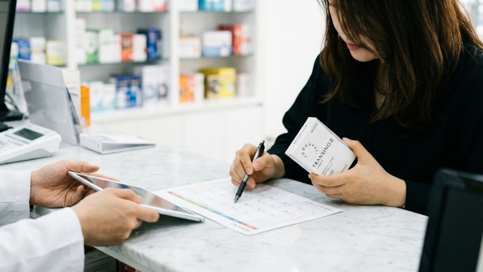 기미 치료제인 트란시노2정 제품과 복용 주의사항을 확인하는 모습